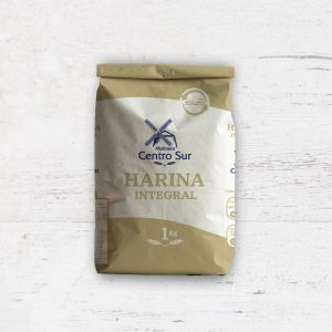 harina integral molinera centro sur en bowl con grano de trigo