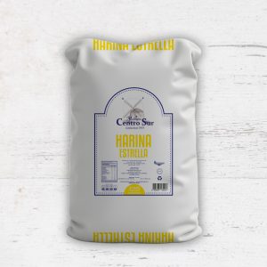 saco de harina estrella 0000 molinera centro sur de 25 kilos sobre mesa de trabajo en panadería