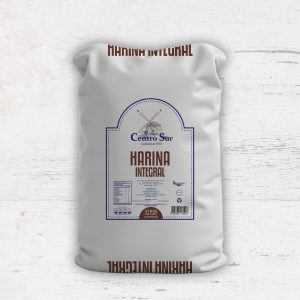 saco de harina integral molinera centro sur de 25 kilos junto a grano de trigo integral y pan artesanal