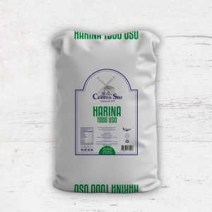 saco de harina todo uso sin polvos de hornear molinera centro sur de 25 kilos en bodega de panadería